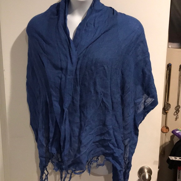 Blue wrap or scarf - Picture 3 of 3
